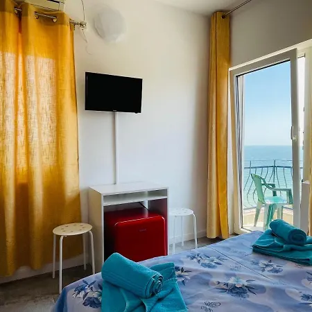 Pierre La Tarmul Marii -primim Vouchere Vacanta Hostel *