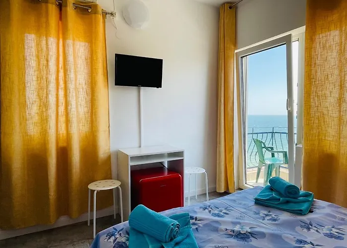 Pierre La Tarmul Marii -primim Vouchere Vacanta Hostel *